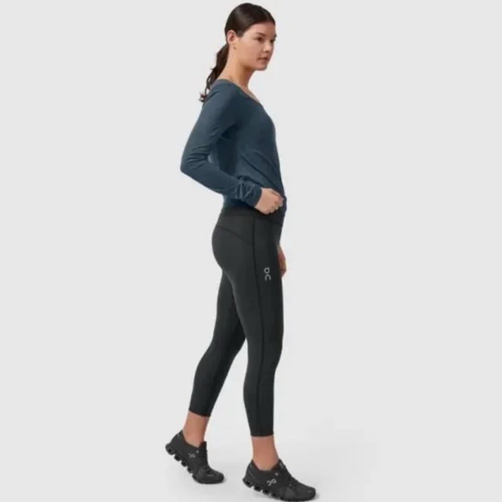 On Running Run on Clouds Active Tight Black. Super lightweight Size M Medium